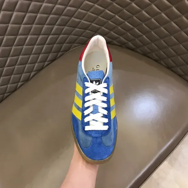 Adidas Zapatillas Lifestyle de Ante Azul y Amarillo con Tres Rayas Laterales 4