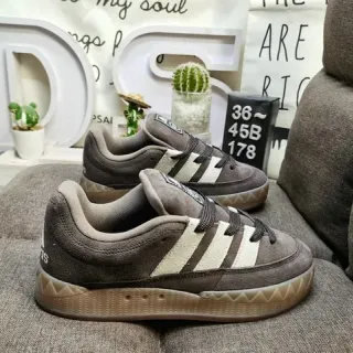 Adidas 棕色米色麂皮鞋面三条纹侧边面板生活方式运动鞋