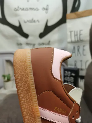 Adidas 棕粉低帮麂皮皮革混合生活方式运动鞋 3