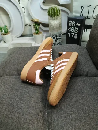 Adidas 棕粉低帮麂皮皮革混合生活方式运动鞋 6