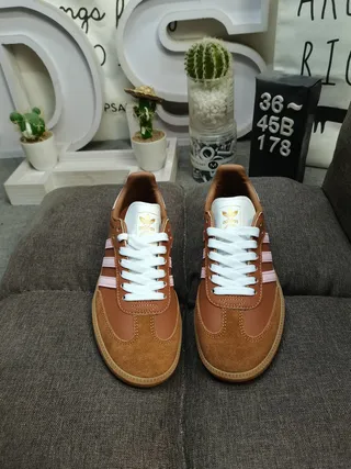 Adidas 棕粉低帮麂皮皮革混合生活方式运动鞋 10