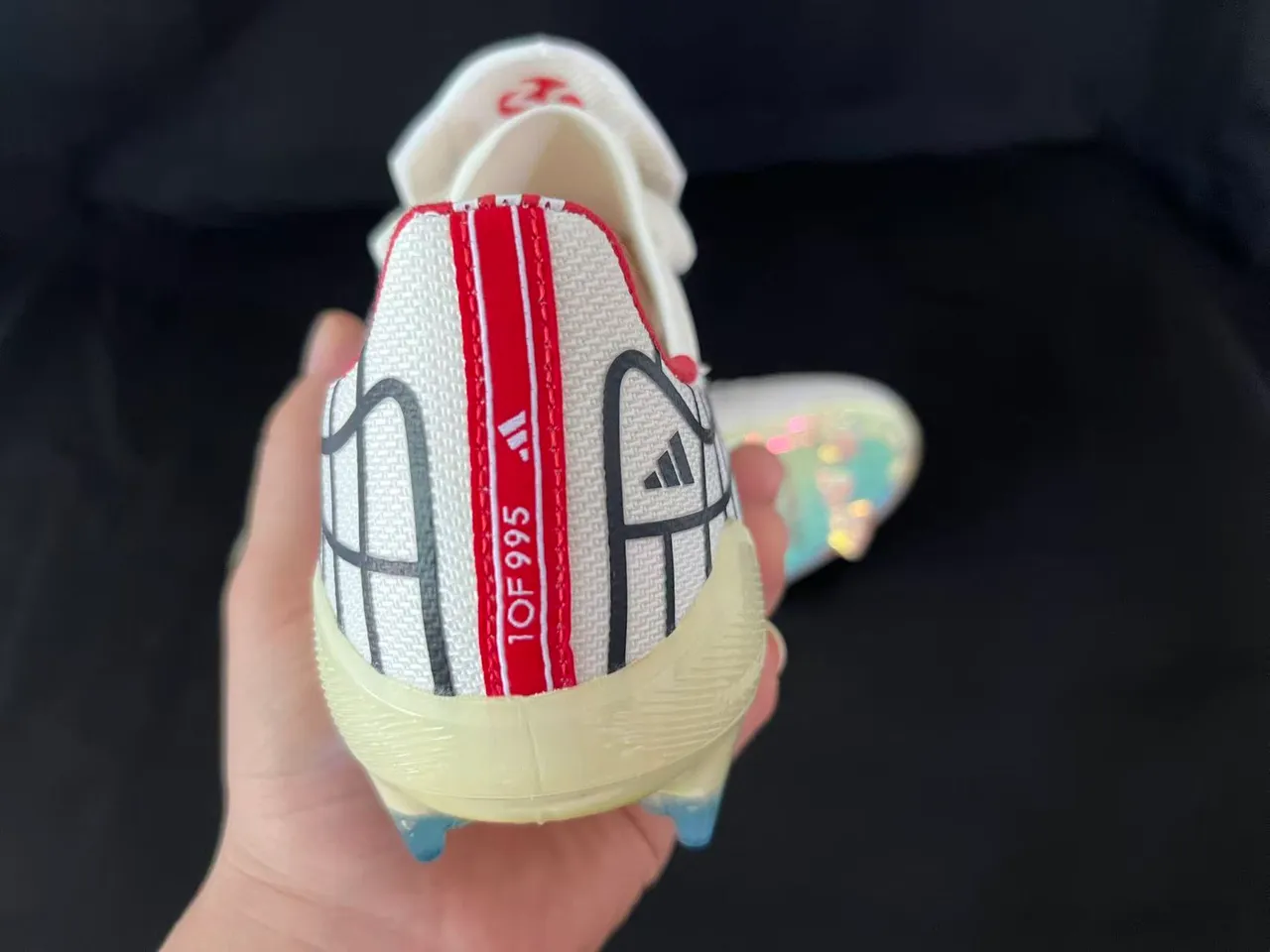 Adidas F50 Blanco Rojo Parte superior con patrón de cuadrícula Suela iridiscente translúcida Suela para terreno firme Zapatos de fútbol 3