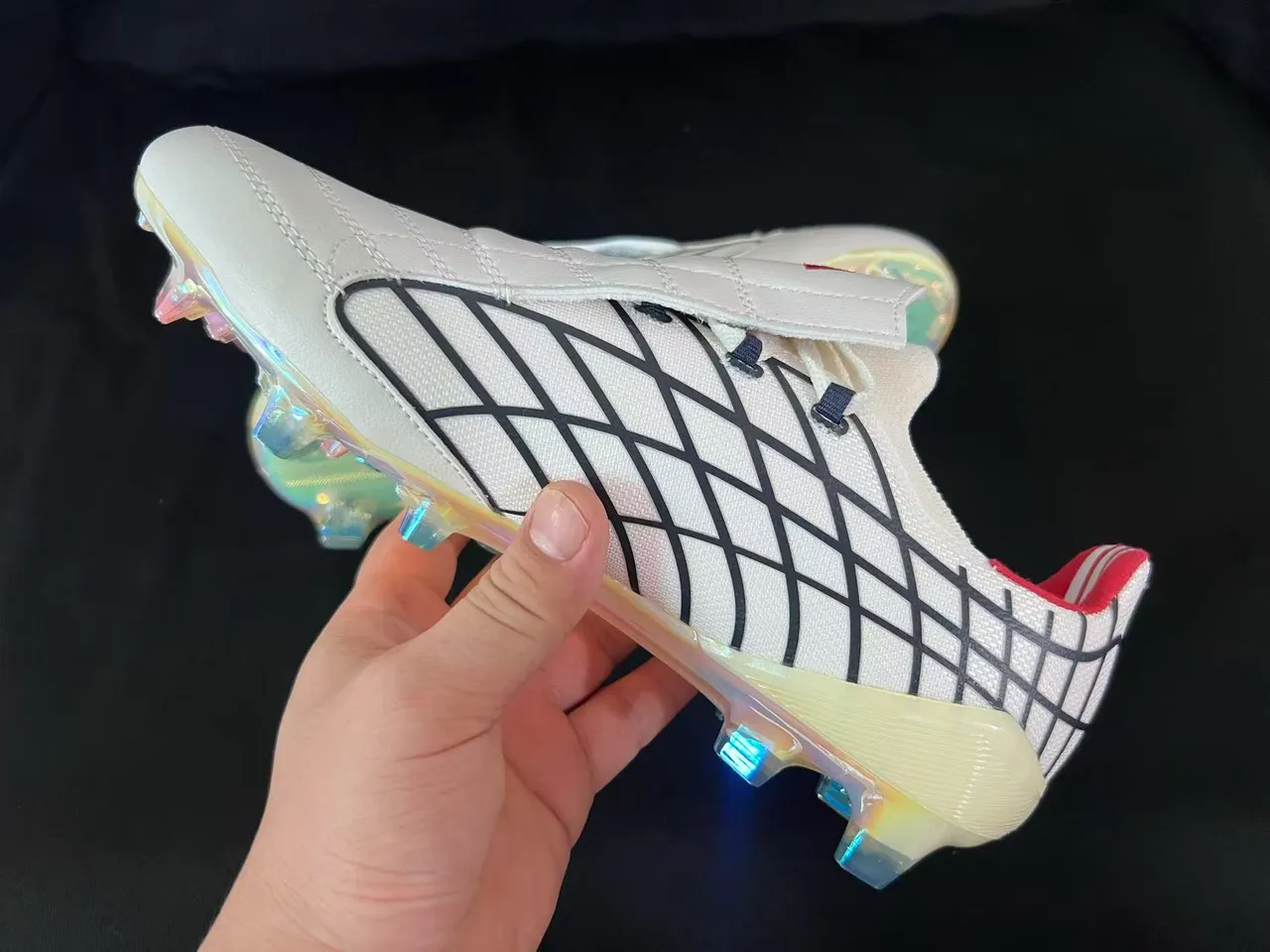 Adidas F50 Blanco Rojo Parte superior con patrón de cuadrícula Suela iridiscente translúcida Suela para terreno firme Zapatos de fútbol 4