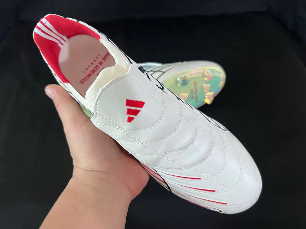 Adidas F50 Blanco Rojo Parte superior con patrón de cuadrícula Suela iridiscente translúcida Suela para terreno firme Zapatos de fútbol 5