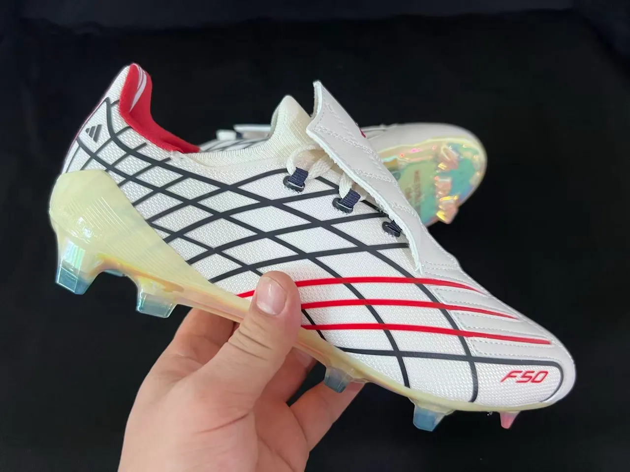 Adidas F50 Blanco Rojo Parte superior con patrón de cuadrícula Suela iridiscente translúcida Suela para terreno firme Zapatos de fútbol 6