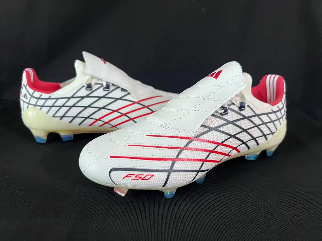 Adidas F50 Blanco Rojo Parte superior con patrón de cuadrícula Suela iridiscente translúcida Suela para terreno firme Zapatos de fútbol 7