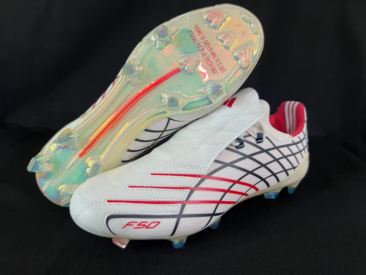Adidas F50 Blanco Rojo Parte superior con patrón de cuadrícula Suela iridiscente translúcida Suela para terreno firme Zapatos de fútbol 8