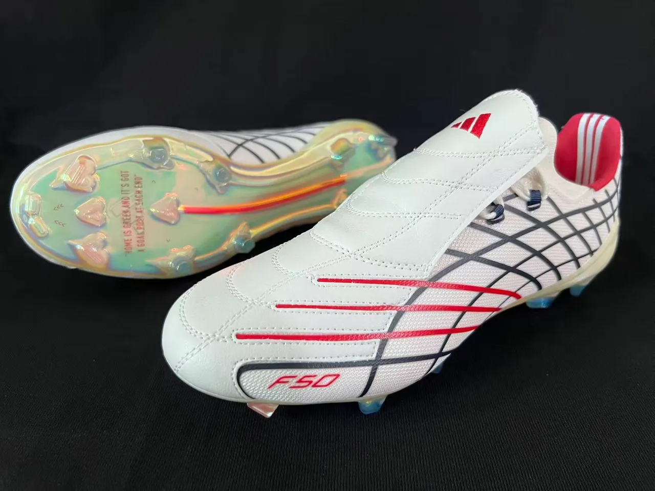 Adidas F50 Blanco Rojo Parte superior con patrón de cuadrícula Suela iridiscente translúcida Suela para terreno firme Zapatos de fútbol 9