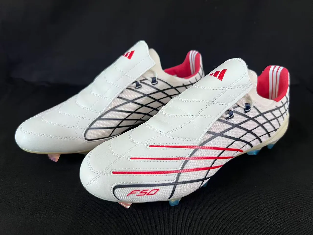 Adidas F50 Blanco Rojo Parte superior con patrón de cuadrícula Suela iridiscente translúcida Suela para terreno firme Zapatos de fútbol 10