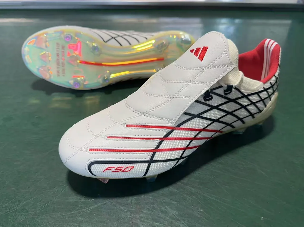 Adidas F50 Blanco Rojo Parte superior con patrón de cuadrícula Suela iridiscente translúcida Suela para terreno firme Zapatos de fútbol 17