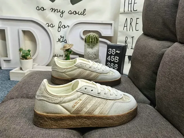 Adidas Gazelle Off-White and Brown tênis lifestyle 2