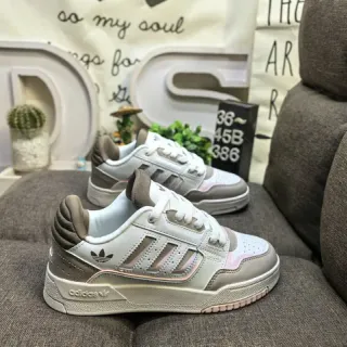 Adidas رمادي وردي منخفضة الارتفاع مثقوبة ثلاث شرائط تراكب أسلوب الحياة أحذية رياضية
