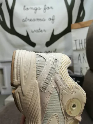 Adidas Gris Blanc Couches de Maille Et Recouvrements Synthétiques Logo Circular Du Talon Chaussures Chunky 3