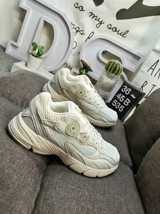 Adidas Gris Blanc Couches de Maille Et Recouvrements Synthétiques Logo Circular Du Talon Chaussures Chunky 9