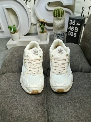Adidas Gris Blanc Couches de Maille Et Recouvrements Synthétiques Logo Circular Du Talon Chaussures Chunky 10