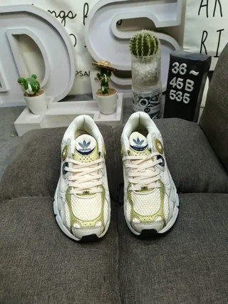 Adidas Gris Blanc Couches de Maille Et Recouvrements Synthétiques Logo Circular Du Talon Chaussures Chunky 20