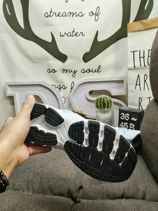 Adidas Gris Blanc Couches de Maille Et Recouvrements Synthétiques Logo Circular Du Talon Chaussures Chunky 24