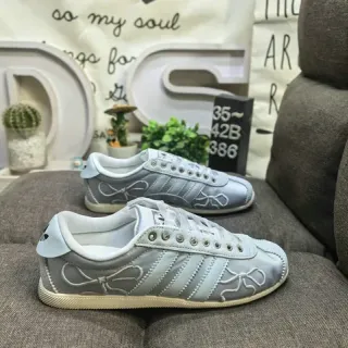 Adidas 灰白低帮金属银色鞋面生活方式运动鞋