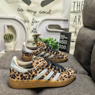 Adidas متعدد الألوان بيجي مع طباعة الفهد في الجزء العلوي سول مطاطية أحذية أسلوب حياة