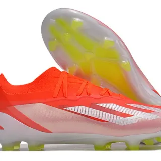 Adidas Chaussures de football pour terrain ferme de couleur orange et blanc, upper en maille, coupe basse, lacets asymétriques de couverture