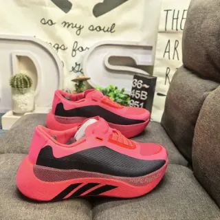 Adidas حذاء رياضي أنيق بجزء علوي وردي أسود محبوك كعب وسط منحوت