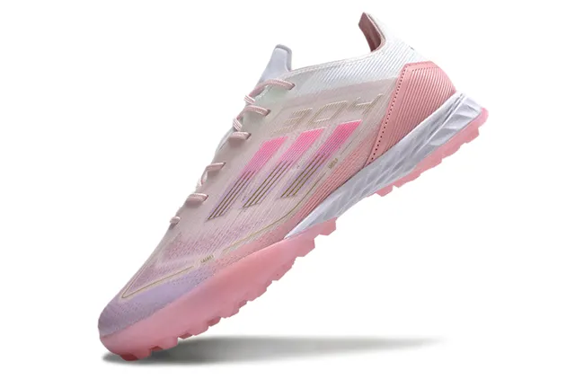Adidas 粉白低帮合成鞋面纹理叠加人造草坪足球鞋 3