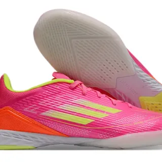 Adidas وردي أصفر منخفض القطعة علوة صناعية متنقشة مطرزة في المنتصف أحذية كرة قدم داخلية