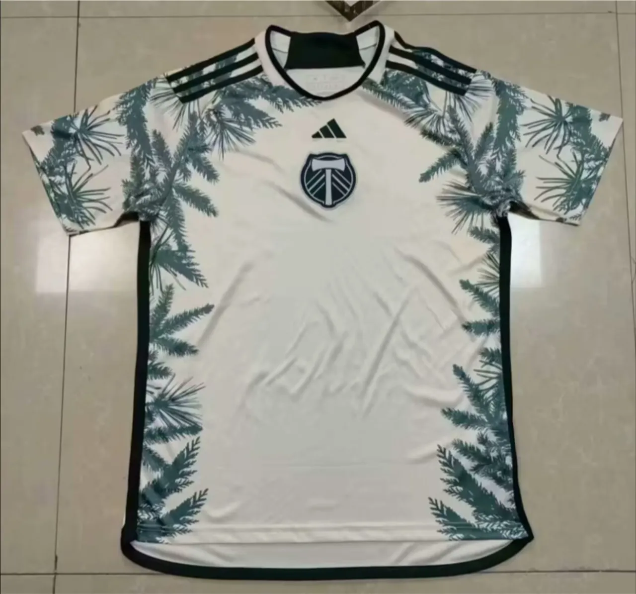 Adidas Portland Timbers Impresión de Hojas de Pino Jersey Blanco con Trim Negro 3