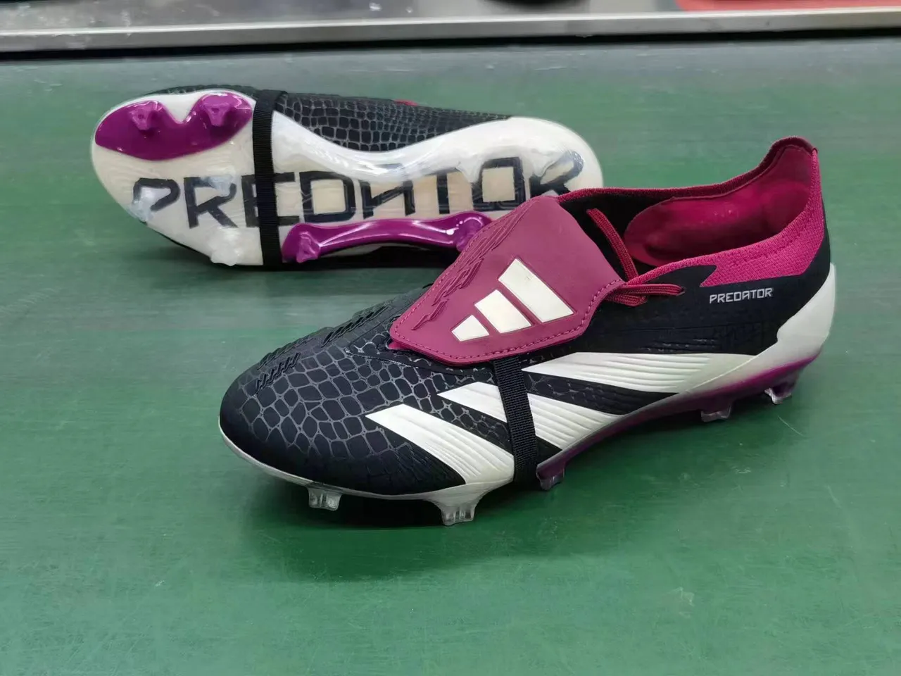 Adidas Predator Negro Rosa Sin Cordones Cierre de Correa Parte Superior con Patrón de Cocodrilo Texturizado Para Suelo Firme Zapatos de Fútbol 8