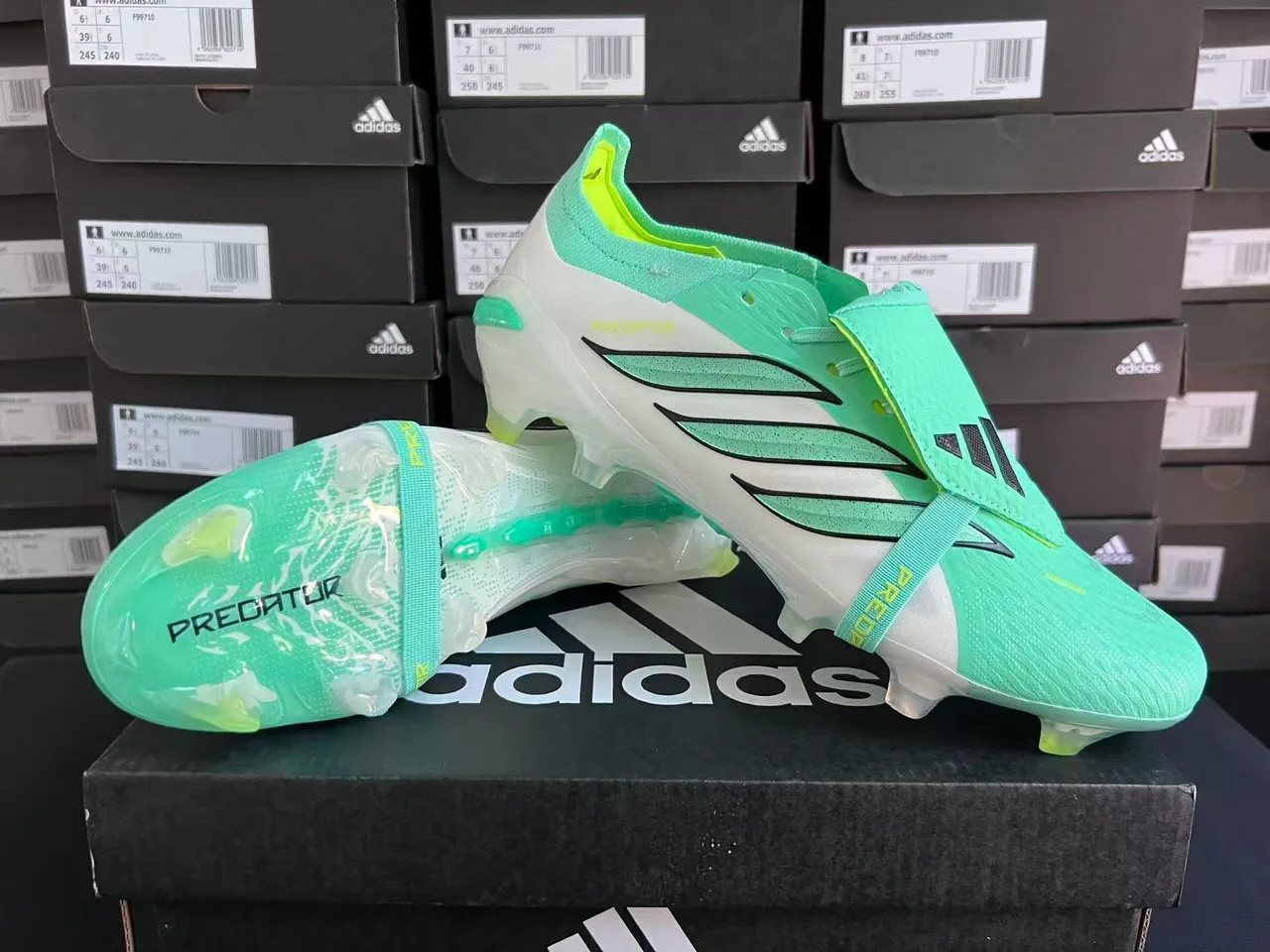 Adidas Predator أخضر أبيض أعلى لاس-كاج قاعدة شفافة أحذية كرة القدم للأرضية الصلبة 10