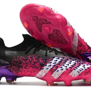 Adidas Predator Chaussures de football avec upper en maille de chaussette rose violet, fit chaussette, cage avant-pied agressif, terrain ferme.