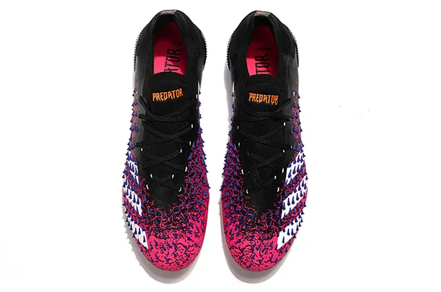 Adidas Predator Zapatillas de fútbol con upper de calcetín de punto rosa púrpura, forro superior agresivo, cage en antepié y superficie firme. 2