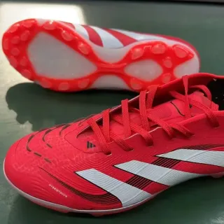 Adidas Predator Red White Chaussures de football à empeigne basse, col style chaussette, pour terrain ferme.