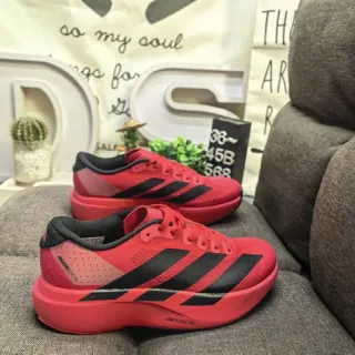 Adidas লাল কালো ইঞ্জিনিয়ার্ড মেশ অংশ উপর তিন স্ট্রাইপ সাইড ব্র্যান্ডিং রানিং শু