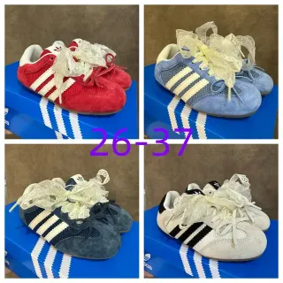 Adidas 红色白色麂皮和网面鞋面三条纹侧面板生活方式运动鞋