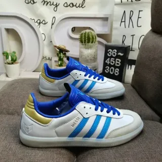 Adidas Samba أحذية رياضية بيضاء زرقاء منخفضة مع لوح جانبي ثلاثي الشرائط
