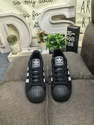Adidas Superstar Noir et Blanc Chaussures de Style de Vie 10