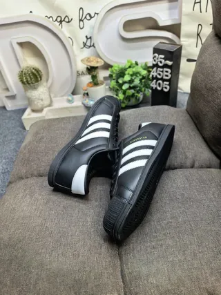 Adidas Superstar 黑白生活方式休闲鞋 6