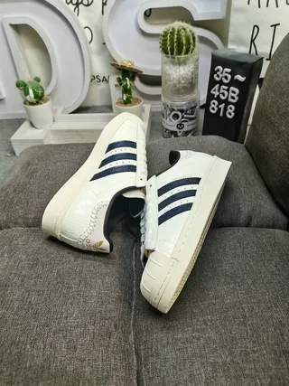 Adidas Superstar 鳄鱼压纹皮革海军条纹生活方式运动鞋 6