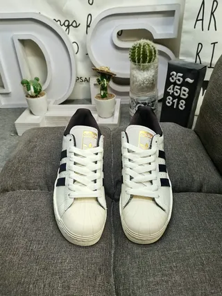 Adidas Superstar 鳄鱼压纹皮革海军条纹生活方式运动鞋 10