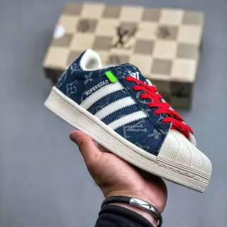 Adidas Superstar أحذية رياضية للأسلوب الحياتي من الجينز بمونوغرام أحمر مع أحزمة
