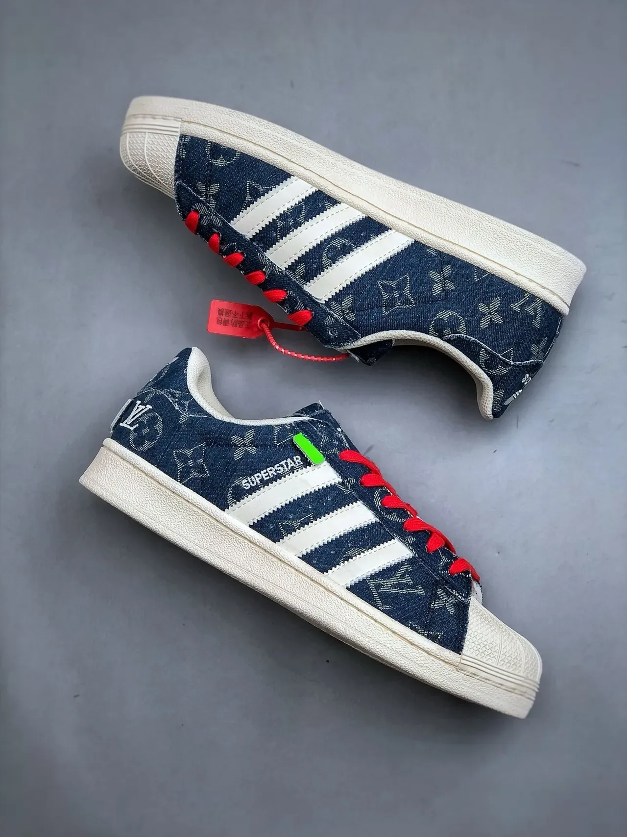Adidas Superstar Sneakers lifestyle en denim avec monogramme rouge à lacets 2
