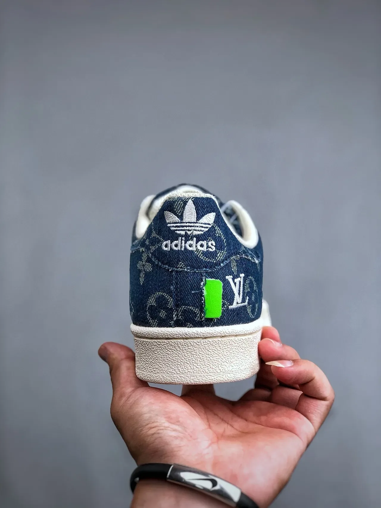 Adidas Superstar Sneakers lifestyle en denim avec monogramme rouge à lacets 3