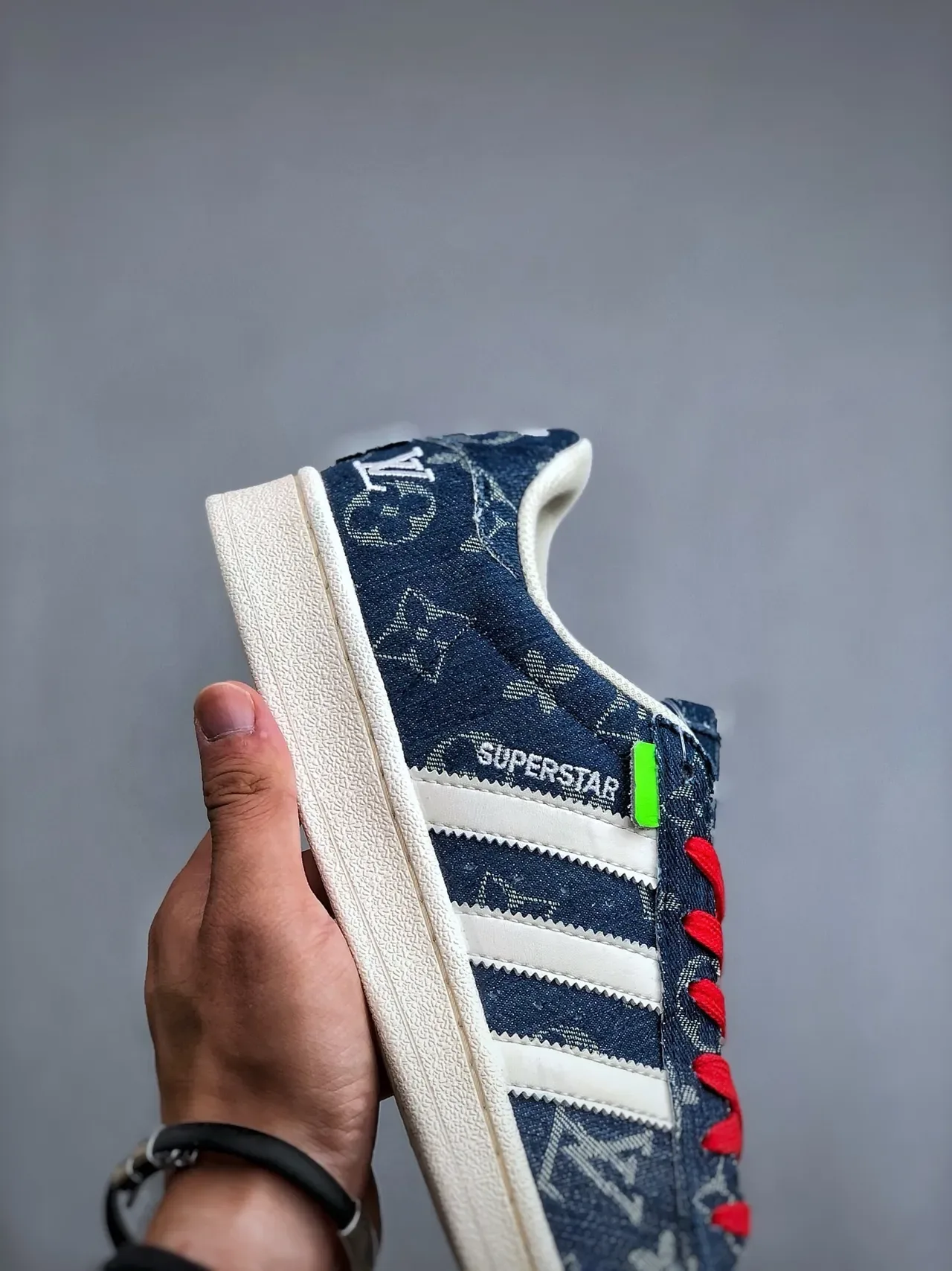 Adidas Superstar Sneakers lifestyle en denim avec monogramme rouge à lacets 4