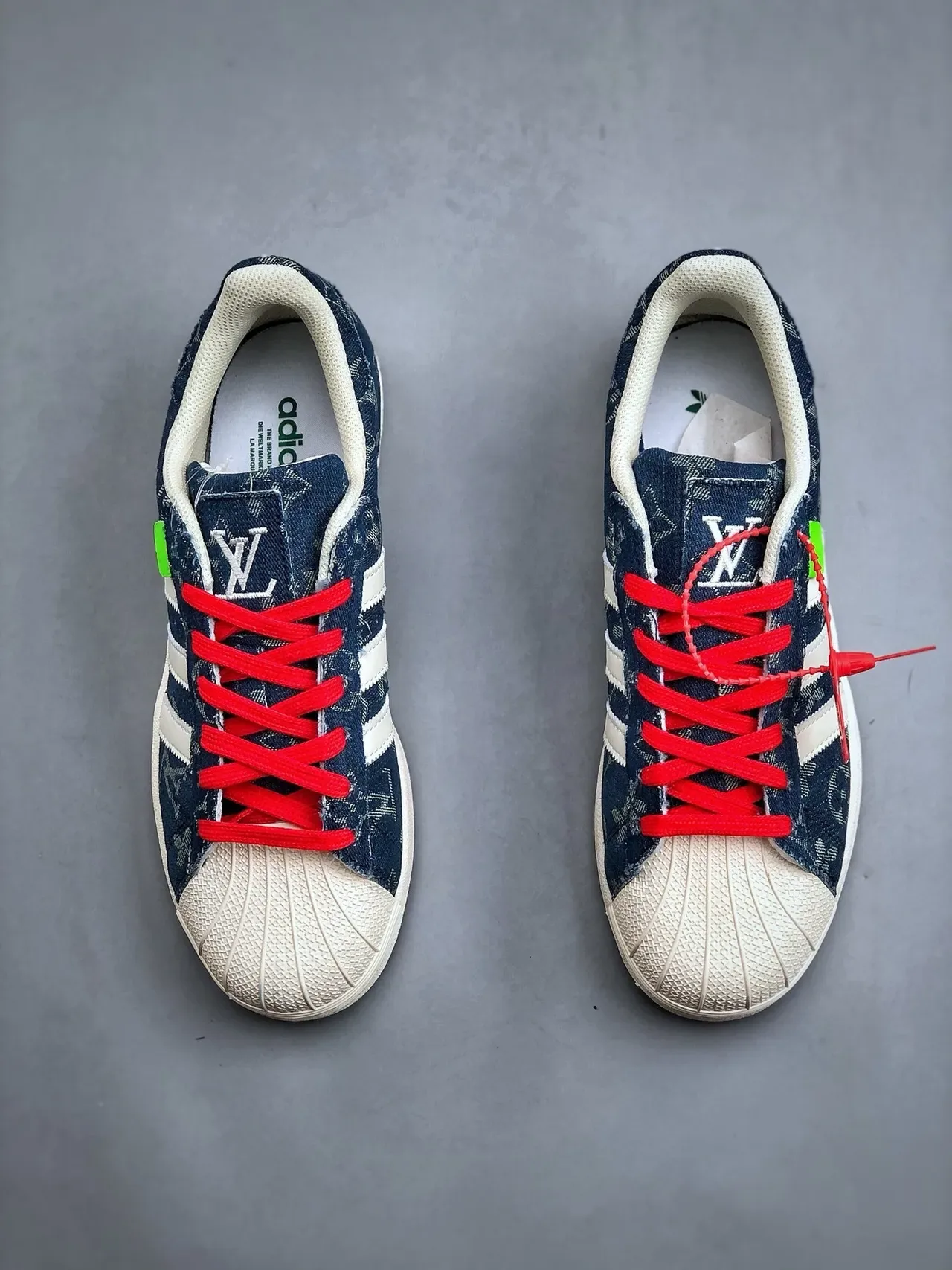 Adidas Superstar Sneakers lifestyle en denim avec monogramme rouge à lacets 5