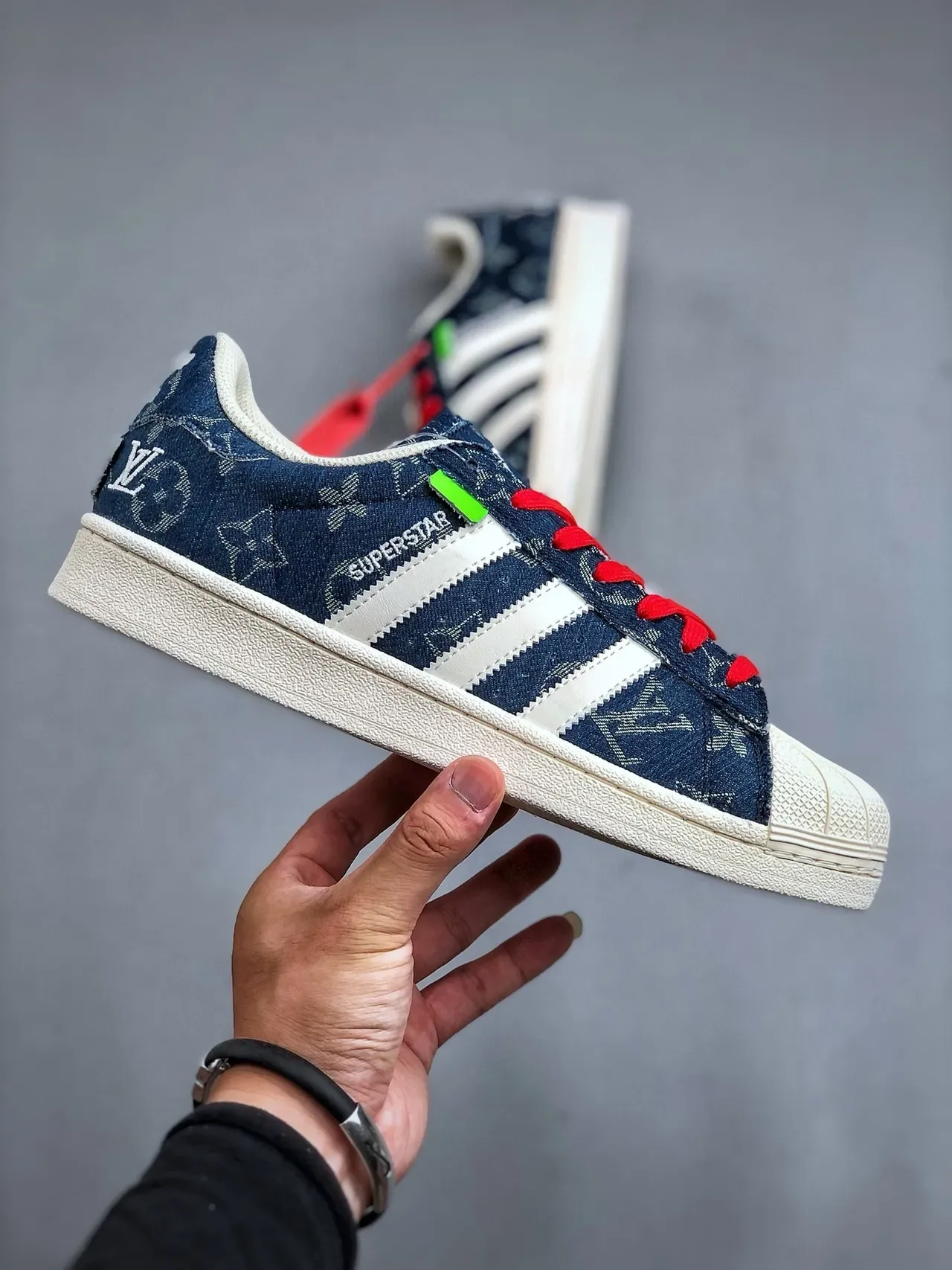 Adidas Superstar Sneakers lifestyle en denim avec monogramme rouge à lacets 6