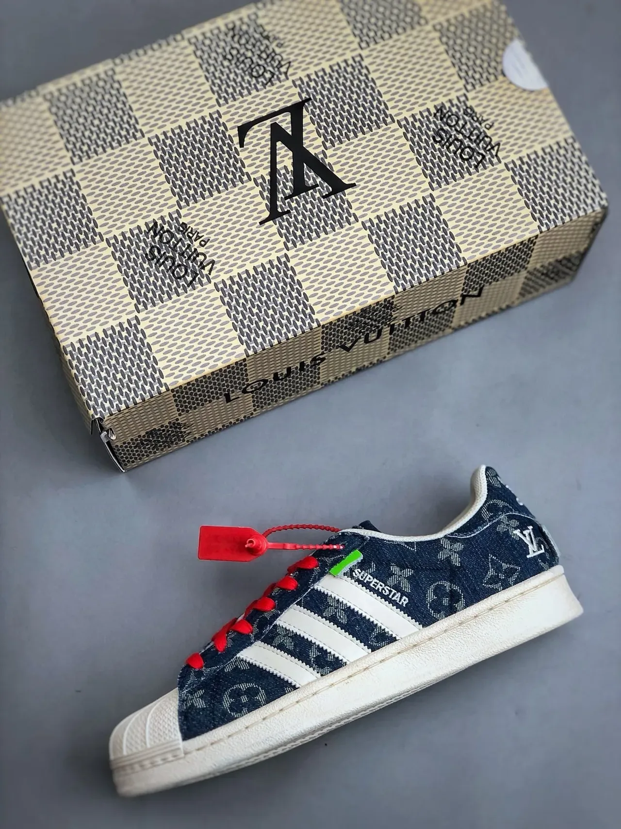 Adidas Superstar Sneakers lifestyle en denim avec monogramme rouge à lacets 7