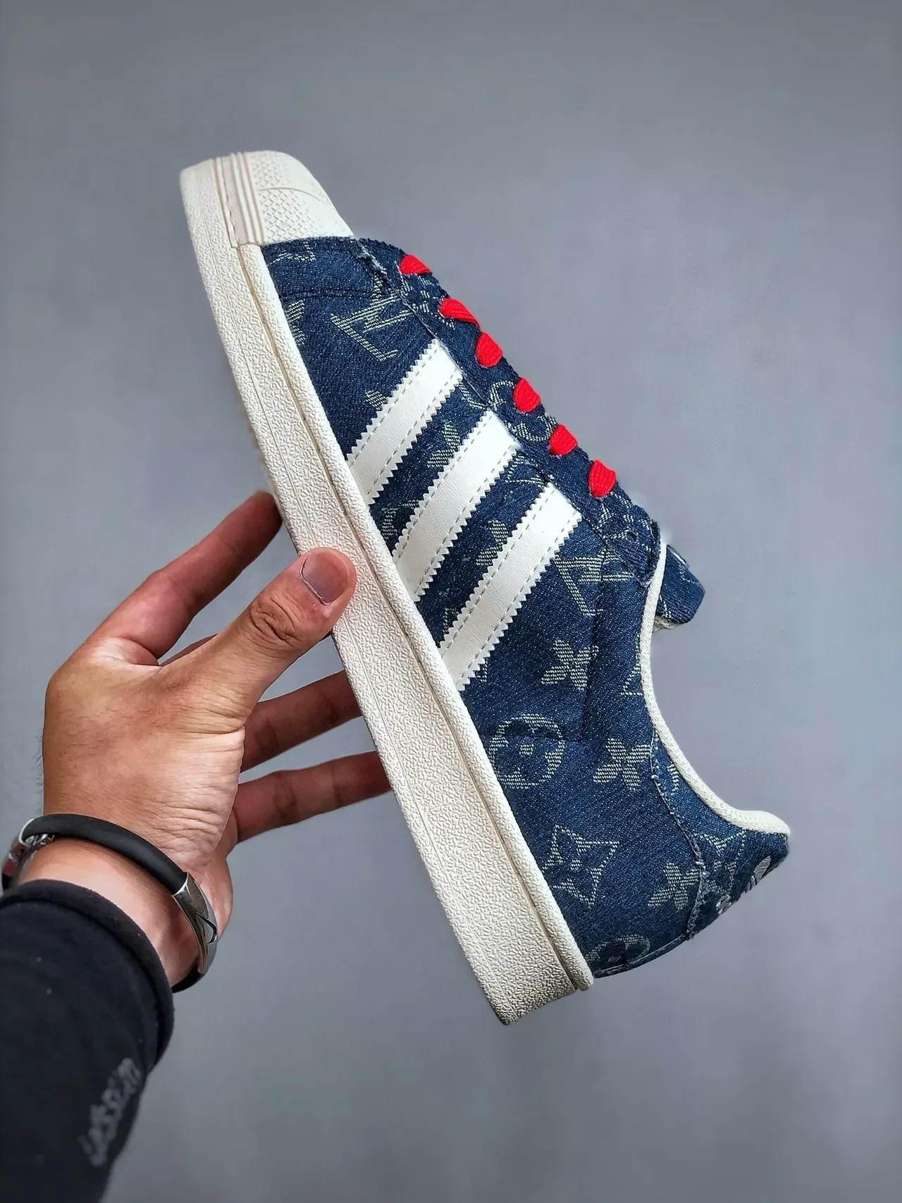 Adidas Superstar Sneakers lifestyle en denim avec monogramme rouge à lacets 8