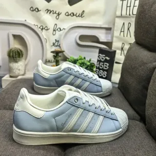 Adidas Superstar حذاء رياضي أنيق أزرق فاتح وكريمي للأسلوب الحياتي