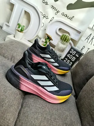 Tênis de corrida Adidas Ultraboost cinza claro e azul 9